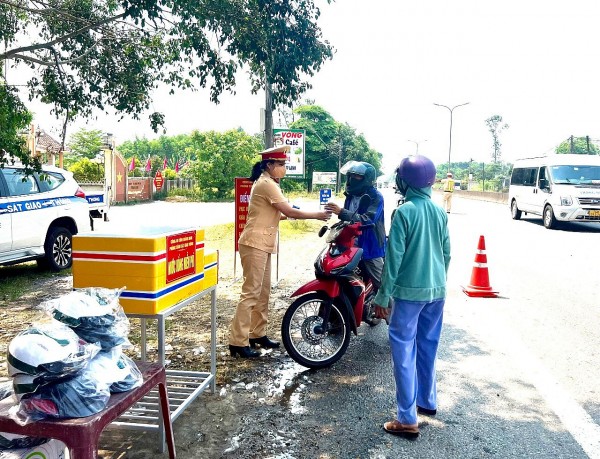Quảng Nam: CSGT phát nước, khăn lạnh và đổi mũ bảo hiểm miễn phí cho người dân về quê nghỉ lễ
