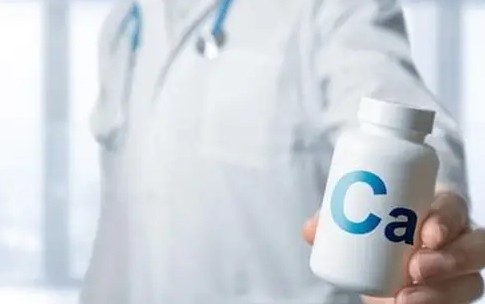 Ngoài 50 tuổi, có nên uống canxi quanh năm?