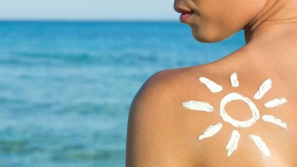 Bác sĩ da liễu làm gì mỗi ngày để da không "kiệt sức" dưới nắng hè?