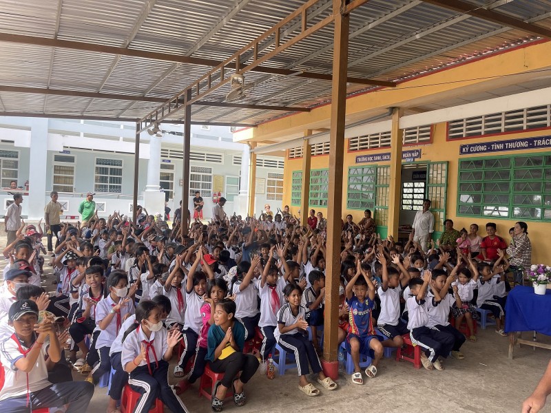 Sóc Trăng: Trao quà cho học sinh nghèo vượt khó tại trường Tiểu học Tham Đôn 2 - huyện Mỹ Xuyên