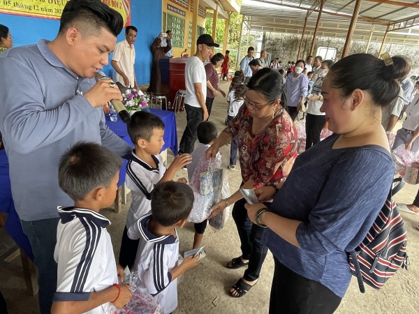 Sóc Trăng: Trao quà cho học sinh nghèo vượt khó tại trường Tiểu học Tham Đôn 2 - huyện Mỹ Xuyên