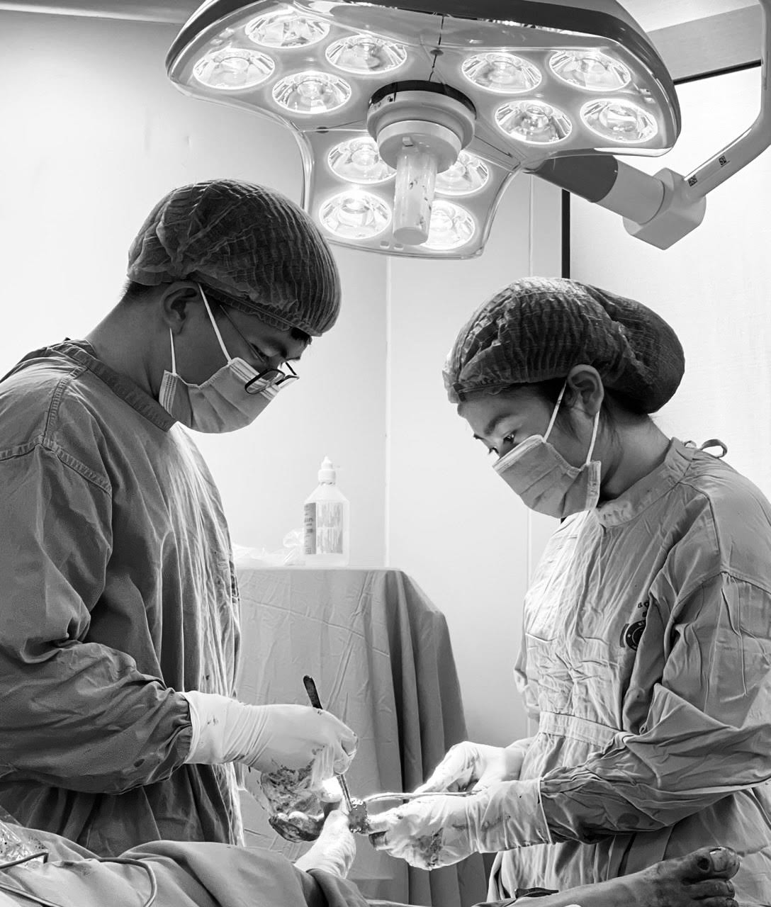 Bệnh viện K phẫu thuật thành công cho 2 anh em sinh đôi mắc bệnh hiếm gặp với hàng trăm khối u trên cơ thể