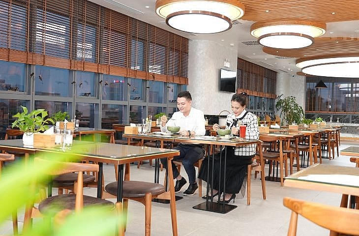 Khách hàng được trải nghiệm ăn trưa tại Nhà hàng Hong Ngoc Eatery cao cấp và sang trọng. Ảnh: phòng khám đa khoa Hồng Ngọc. https://suckhoevang.org.vn/