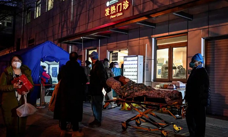  Nhân viên y tế chuyển bệnh nhân đến phòng khám tại một bệnh viện ở Bắc Kinh vào ngày 21 tháng 12 năm 2022. Ảnh: Jade Gao/AFP/Getty Images/ https://suckhoeviet.org.vn