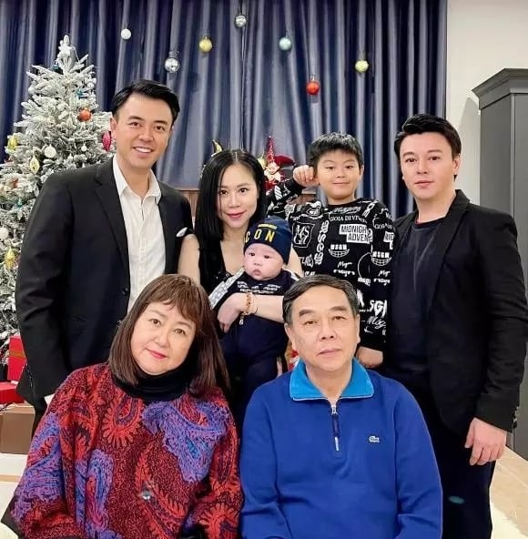 MC, diễn viên Tuấn Tú hiếm hoi khoe khoảnh khắc hạnh phúc bên gia đình