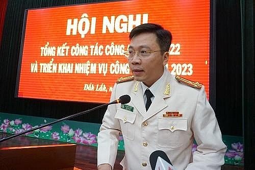Thượng tá Lê Hữu Tuấn - Phó Giám đốc Công an tỉnh trình bày tóm tắt tình hình, kết quả công tác công an; kết quả phong trào thi đua “Vì ANTQ” năm 2022 và Kế hoạch năm 2023