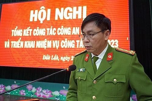 Đại tá Nguyễn Văn Bình - Phó Giám đốc Công an tỉnh phát biểu tại nội dung báo cáo chuyên đề và tham luận