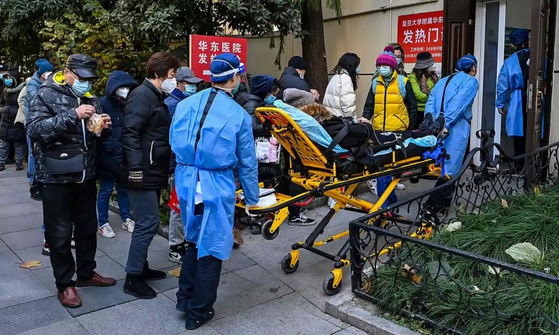 Nhân viên y tế vận chuyển bệnh nhân đến phòng khám tại bệnh viện Hoa Đông ở Thượng Hải. Ảnh: Héctor Retamal/AFP/Getty Images/ https://suckhoeviet.org.vn/