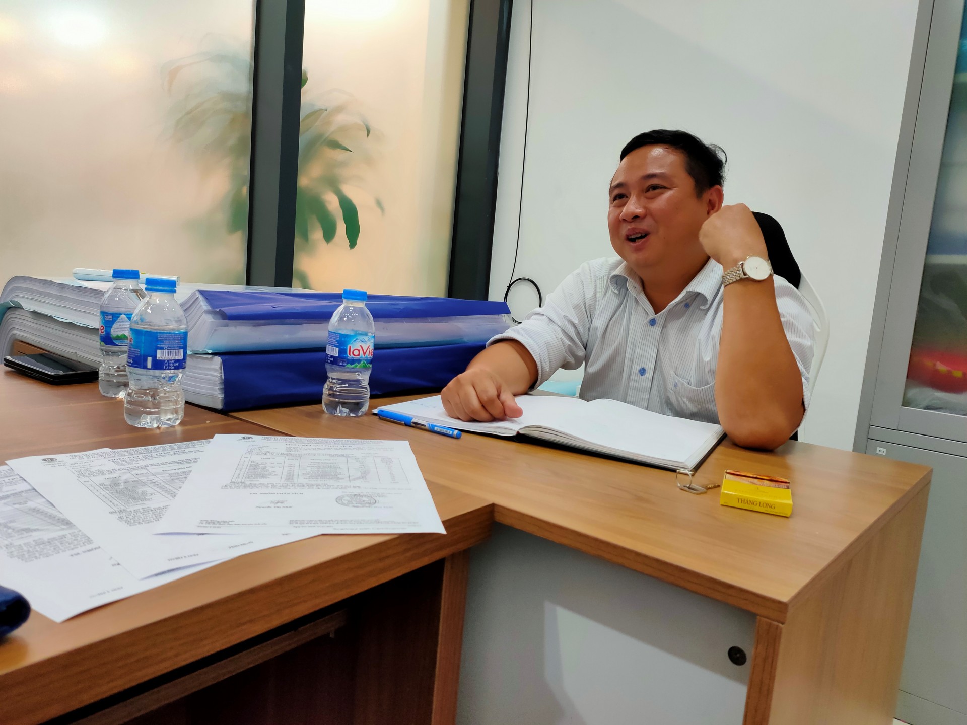 Chung cư B6 Giảng võ (The Golden Armor): Sức khỏe cư dân đang bị thách thức do hệ thống xả thải tòa nhà dấu hiệu hư hỏng nặng kéo dài, vi phạm nghiêm trọng Luật Môi trường. Cơ quan chức năng cần vào cuộc để đảm bảo môi trường sống cho cư dân. Chung cư B6 Giảng Võ: Dân