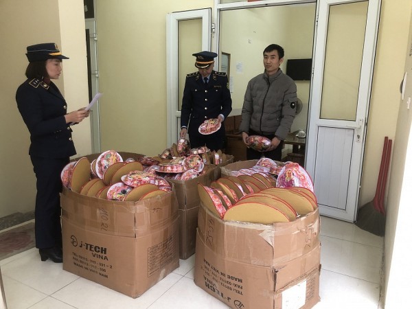 Thu giữ hơn 400 gói mứt Tết ghi ngày sản xuất gian lận