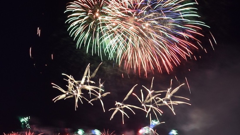 Countdown pháo hoa và nhạc nước đón năm mới 2023