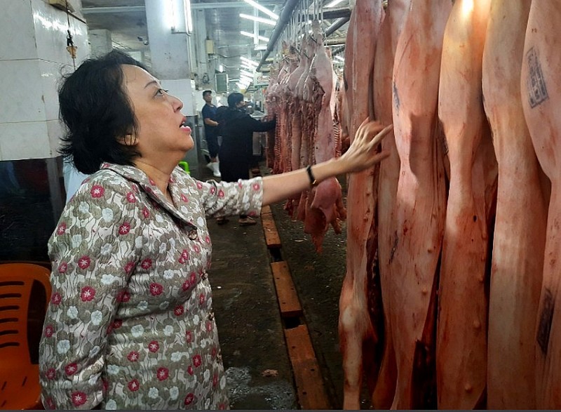 Kiểm tra hoạt động kinh doanh thịt heo ở chợ đầu mối Hóc Môn. Ảnh: Trần Ngọc
