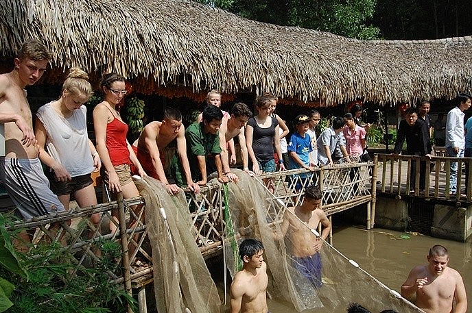 Khách quốc tế tham gia các hoạt động tại bản làng Thái Hải. Ảnh: Thaihai