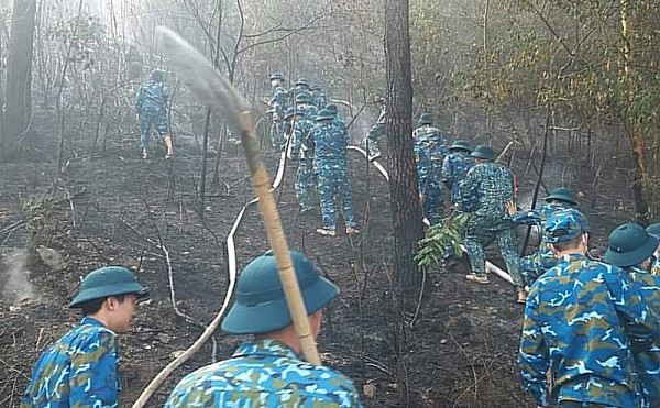 Hà Nội: Hàng trăm cán bộ, chiến sĩ tham gia dập lửa cứu rừng
