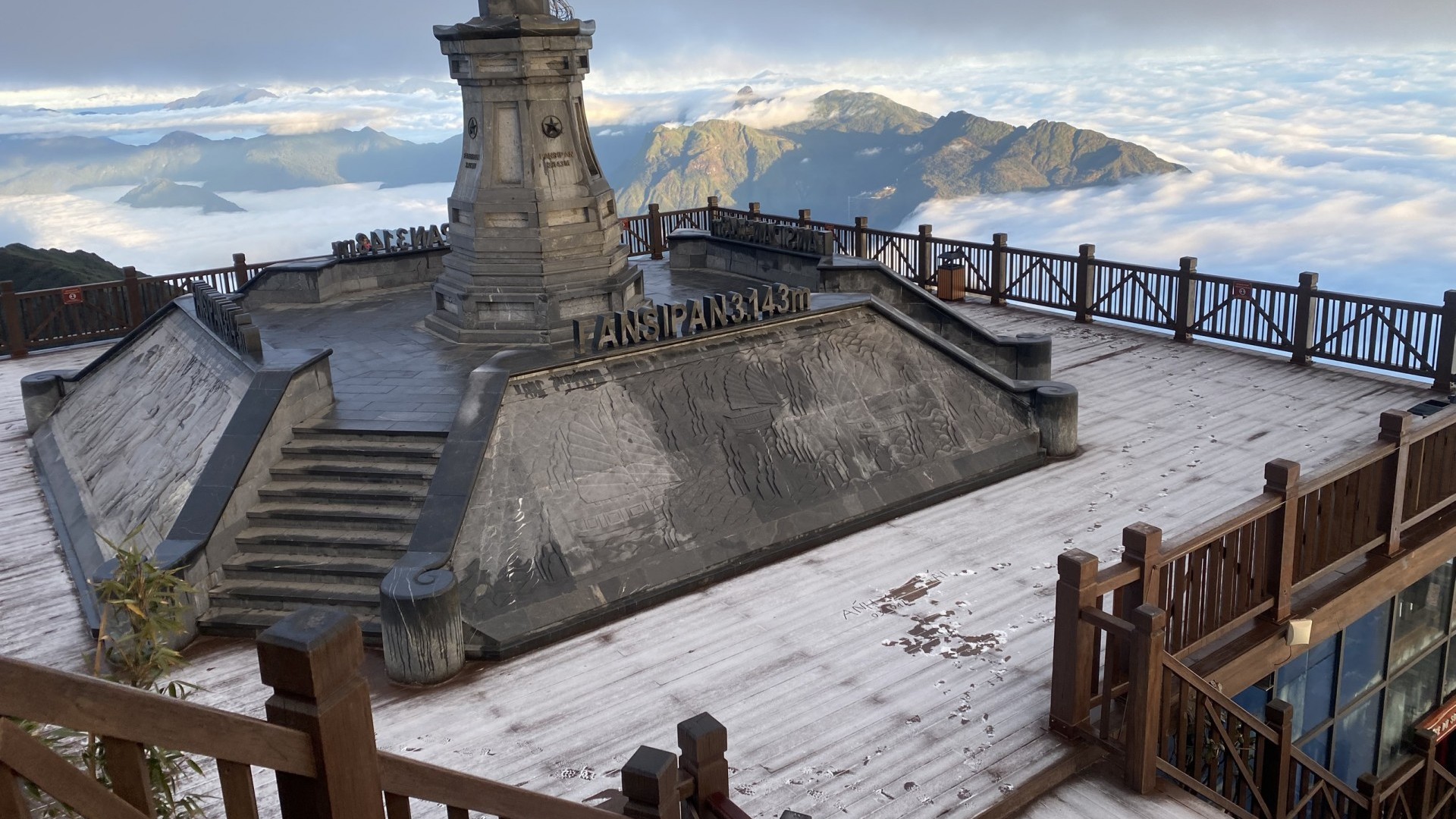 Sương muối tiếp tục bao phủ đỉnh Fansipan