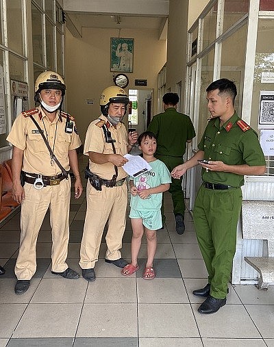 Tổ tuần tra kiểm soát Đội CSGT Nam Sài Gòn giúp đỡ em bé đi lạc