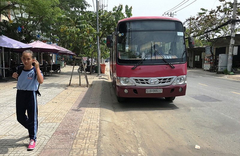 Xe buýt số 57 chờ đón khách trước trường THPT Hiệp Bình, đường Hiệp Bình, TP Thủ Đức khi còn khai thác. 