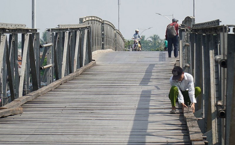 Cầu Mỹ Thạnh(được làm bằng khung thép; mặt cầu rộng 2,5-3 m, lót ván gỗ, tấm thép), nơi xảy ra vụ tai nạn giữa  ô tô tải và xe máy sáng 3/1