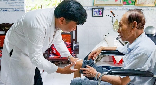 Phòng khám Đa khoa Thành Lợi tri ân Người có công với cách mạng