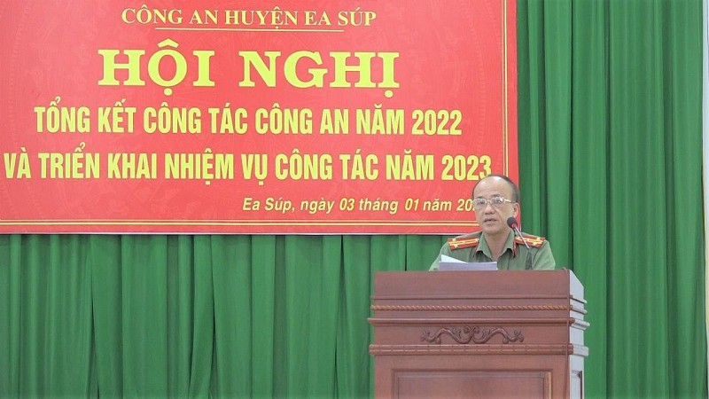 Đồng chí Thượng tá Nguyễn Thế Hưng - Phó trưởng Công an huyện thông qua báo cáo công tác công an năm 2022