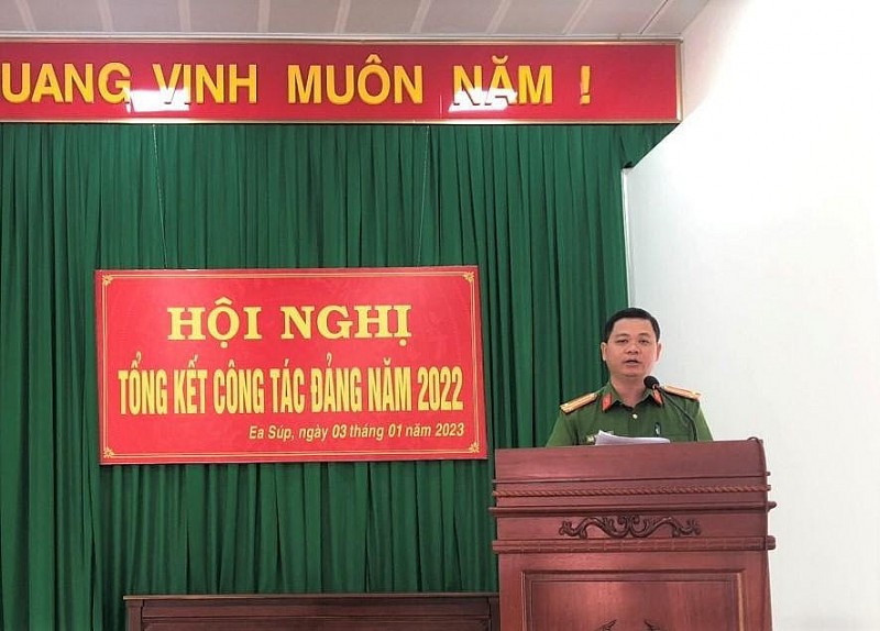 Đồng chí Trung tá Nguyễn Đức Hiếu - Phó trưởng Công an huyện báo cáo kết quả công tác Đảng năm 2022