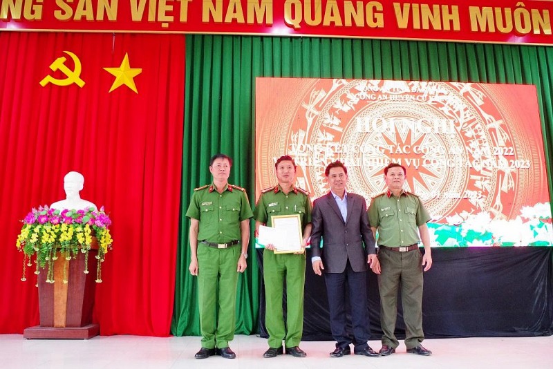 Đồng chí Võ Tấn Huy, Chủ tịch UBND huyện trao Quyết định và khen thưởng đột xuất cho Công an huyện vì có thành tích xuất sắc trong đợt cao điểm Tết Nguyên đán