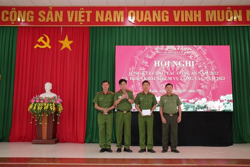 Đồng chí Đại tá Nguyễn Văn Bình, Phó Giám đốc khen thưởng nóng cho Công an huyện Cư Kuin