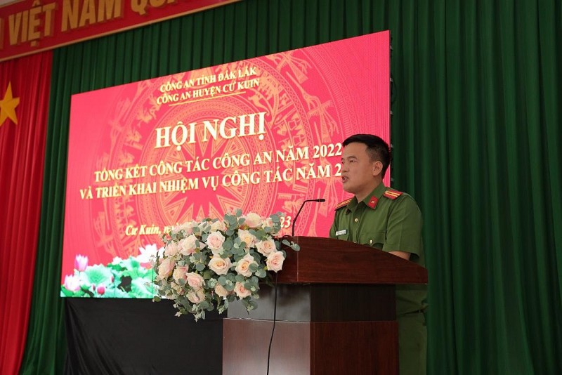 Thiếu tá Lê Đình Khương, Trưởng Công an xã Dray Bhăng phát biểu tham luận