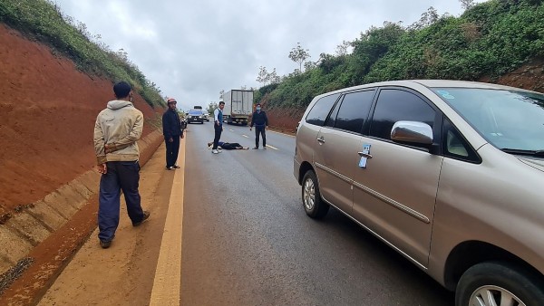 Đắk Lắk: Ứng cứu tài xế xe tải nghi đột quỵ khi đang lái xe trên đường