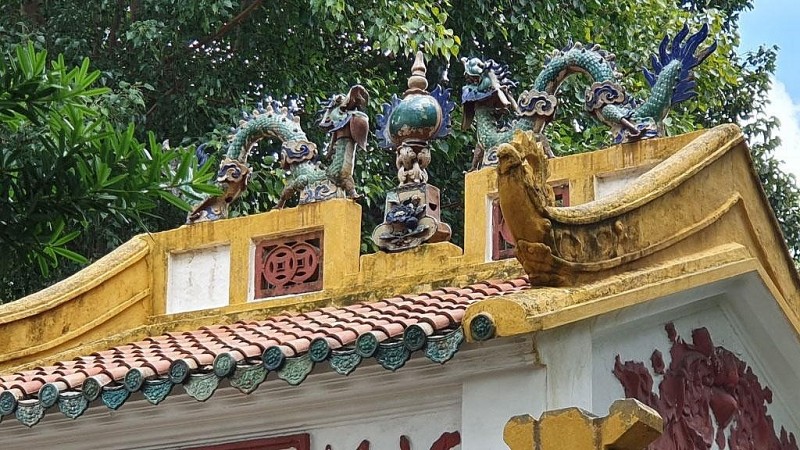 Trái châu trị giá khoảng 350 triệu đồng bị mất cắp được lắp trở lại vị trí cũ (giữa) trước mộ Tả quân Lê Văn Duyệt