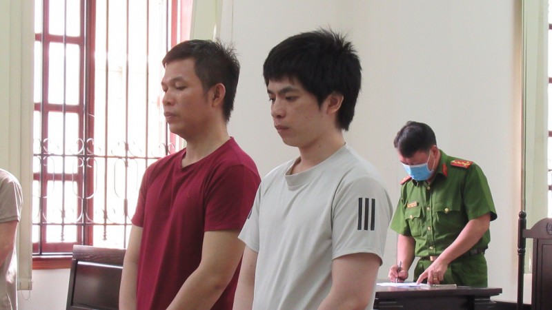 Hai bị cáo: Trần Văn Thọ (phải) và Trần Hiền Sĩ trong vụ trộm trái châu ở Lăng Ông - Bà Chiểu (Q.Bình Thạnh, TP.HCM) tại phiên tòa sơ thẩm. Ảnh: