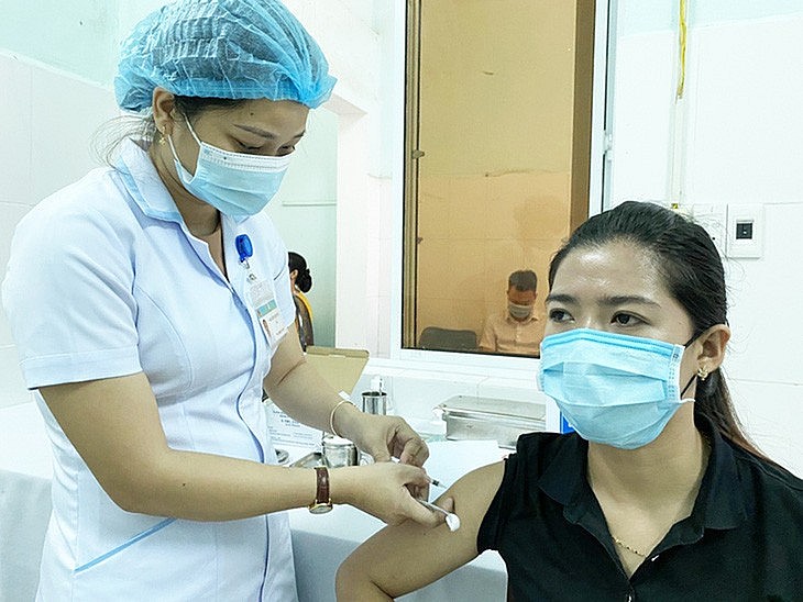 Tiêm vắc xin phòng COVID-19 cho người dân tỉnh Quảng Nam - Ảnh: LÊ TRUNG