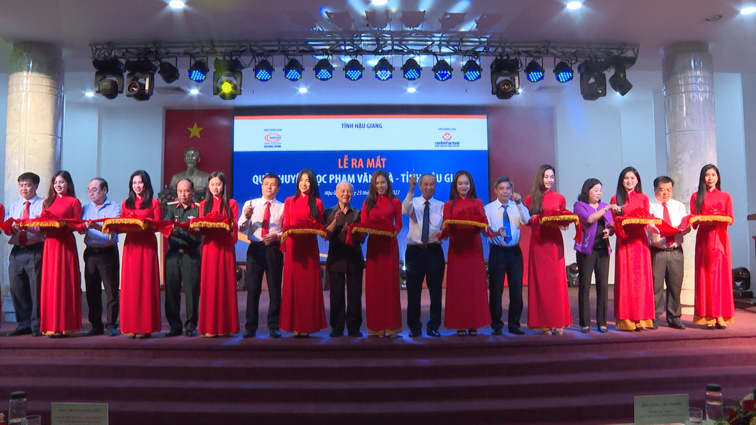 Ra mắt Quỹ khuyến học Phạm Văn Trà với kinh phí ban đầu 30 tỉ đồng, nhằm giúp học sinh khó khăn có thêm điều kiện đến trường.
