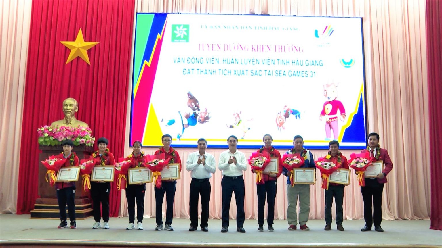 Bí thư Tỉnh ủy và Chủ tịch UBND tỉnh Hậu Giang tặng bằng khen cho các vận động viên, huấn luyện viên đạt thành tích xuất sắc tại SEA Games 31. 