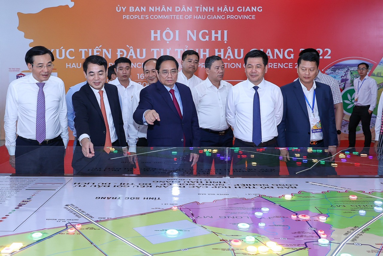 Thủ tướng Chính phủ Phạm Minh Chính, cùng lãnh đạo các Bộ, ngành Trung ương, lãnh đạo nhiều tỉnh, thành tham quan khu vực trưng bày tại hội nghị.