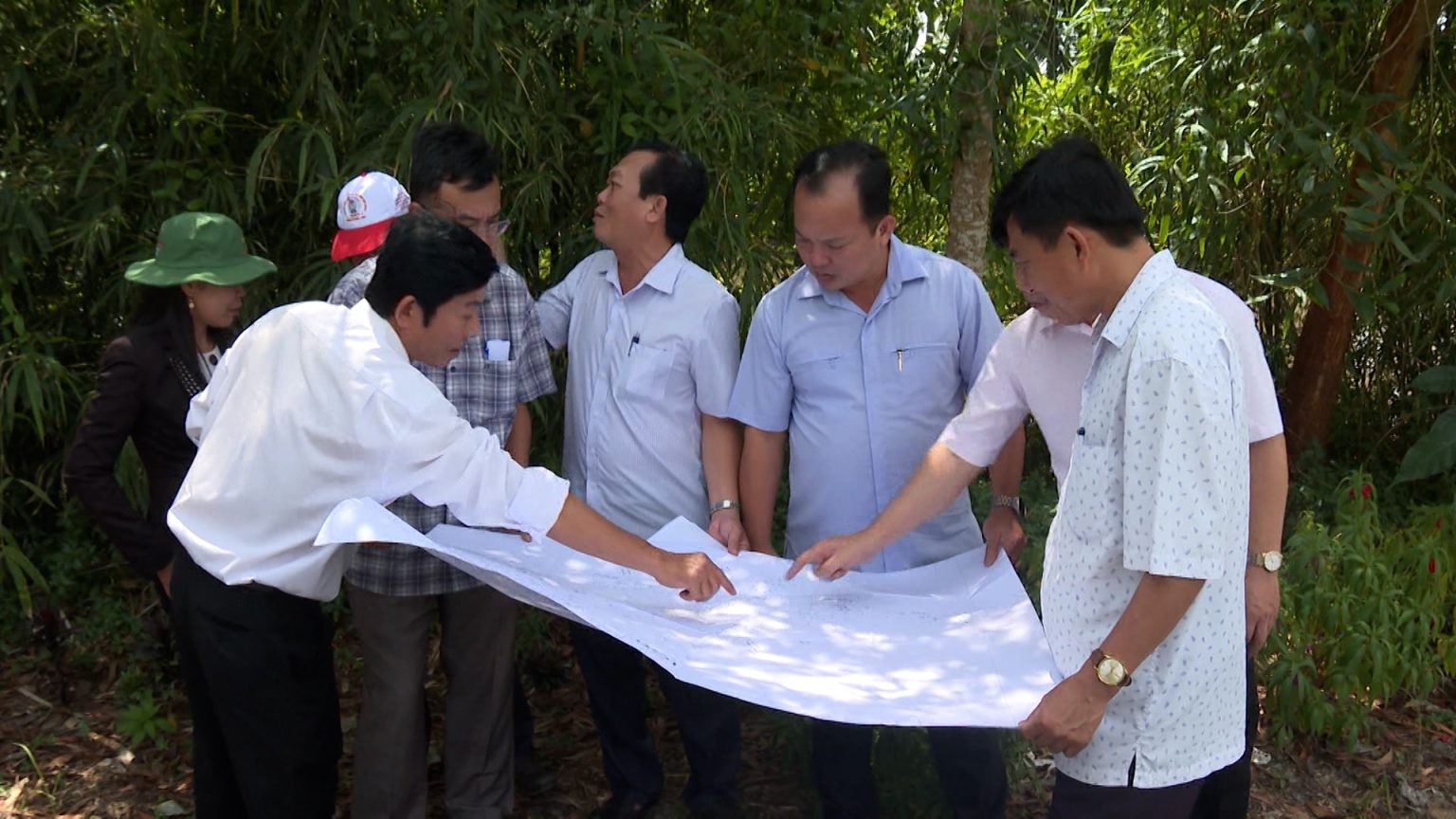 Ông Nguyễn Văn Hòa – Phó Chủ tịch UBND tỉnh (thứ 3 từ phải sang) kiểm tra công tác bồi thường, hỗ trợ và tái định cư dự án cao tốc Cần Thơ – Cà Mau