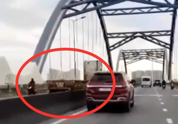 TP.HCM: Phạt lái xe container chạy ngược chiều, bấm còi inh ỏi trên cầu Phú Hữu