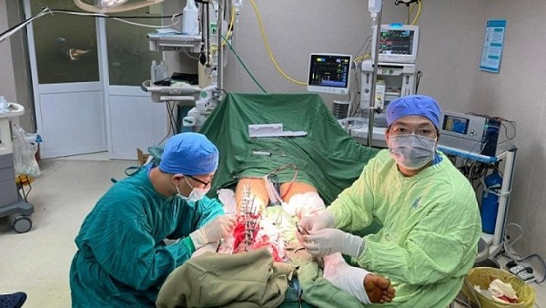 Bình Dương: 15 giờ nối cẳng chân đứt lìa cho người đàn ông bị tai nạn giao thông