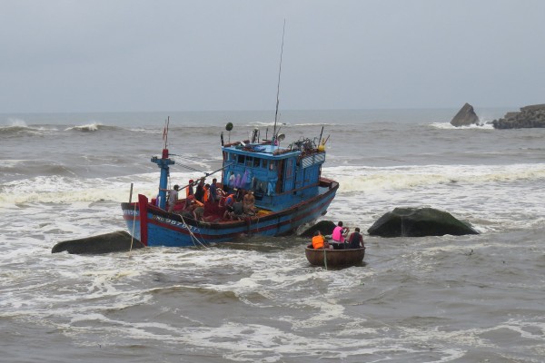 Một tàu cá bị chìm ở Bình Thuận, 2 ngư dân mất tích