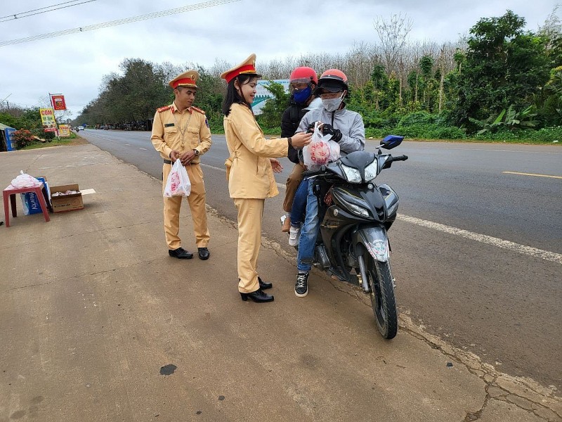 Người dân nhận được sự hỗ trợ, lời dặn dò của lực lượng CSGT Đắk Lắk về việc tham gia giao thông trên đường.