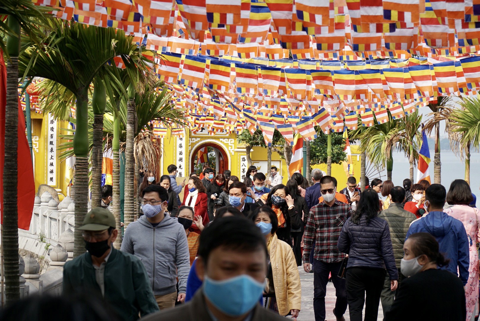 Bộ Y tế yêu cầu treo bảng hiệu kêu gọi du khách đeo khẩu trang tại chùa, khu vui chơi công cộng