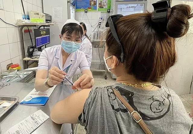Người dân đi tiêm vắc xin phòng bệnh dại tại Bệnh viện Bệnh nhiệt đới TP.HCM sau tết