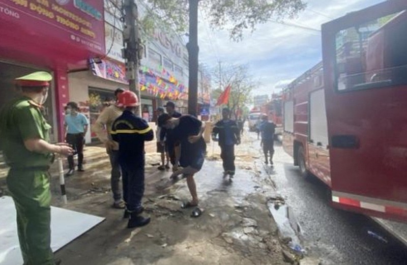Công an Đắk Lắk điều động 4 xe cứu hỏa, khoảng 30 cán bộ, chiến sỹ đến hỗ trợ cứu hỏa. Ảnh: T.L
