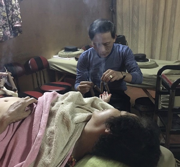 Lương y Đặng Minh Hùng chữa bệnh cứu người bằng phương pháp Việt  Châm (châm cứu)