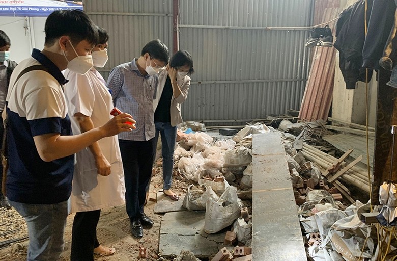 Đoàn công tác của Sở Y tế Hà Nội kiểm tra công tác phòng, chống sốt xuất huyết tại một công trường xây dựng trên địa bàn quận Hai Bà Trưng. 