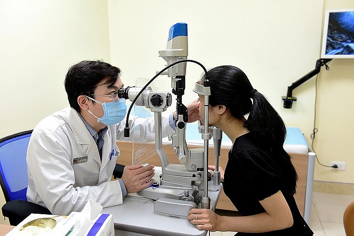Bệnh nhân thăm khám mắt tại bệnh viện ở TP.HCM