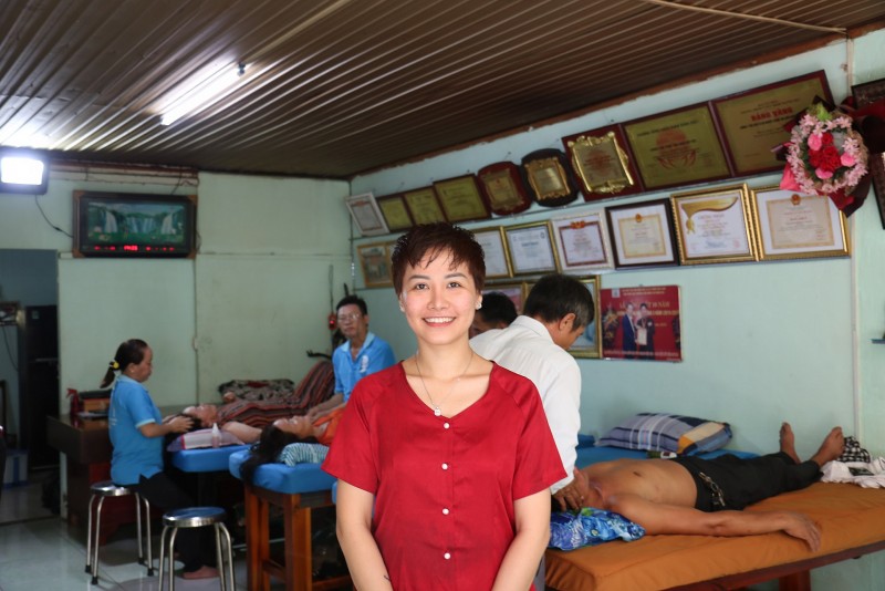 Nụ cười hạnh phúc của chị Kim Ngọc khi có lương y Nguyễn Hồng Cảnh song hành bên cạnh trong “cuộc chiến” điều trị ung thư vú.