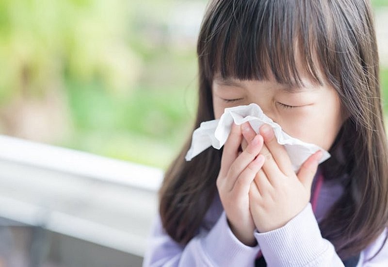 Trẻ em bị cúm sẽ sốt cao hơn và các triệu chứng đường tiêu hóa nặng hơn người lớn. Ảnh: Internet. https://suckhoeviet.org.vn/