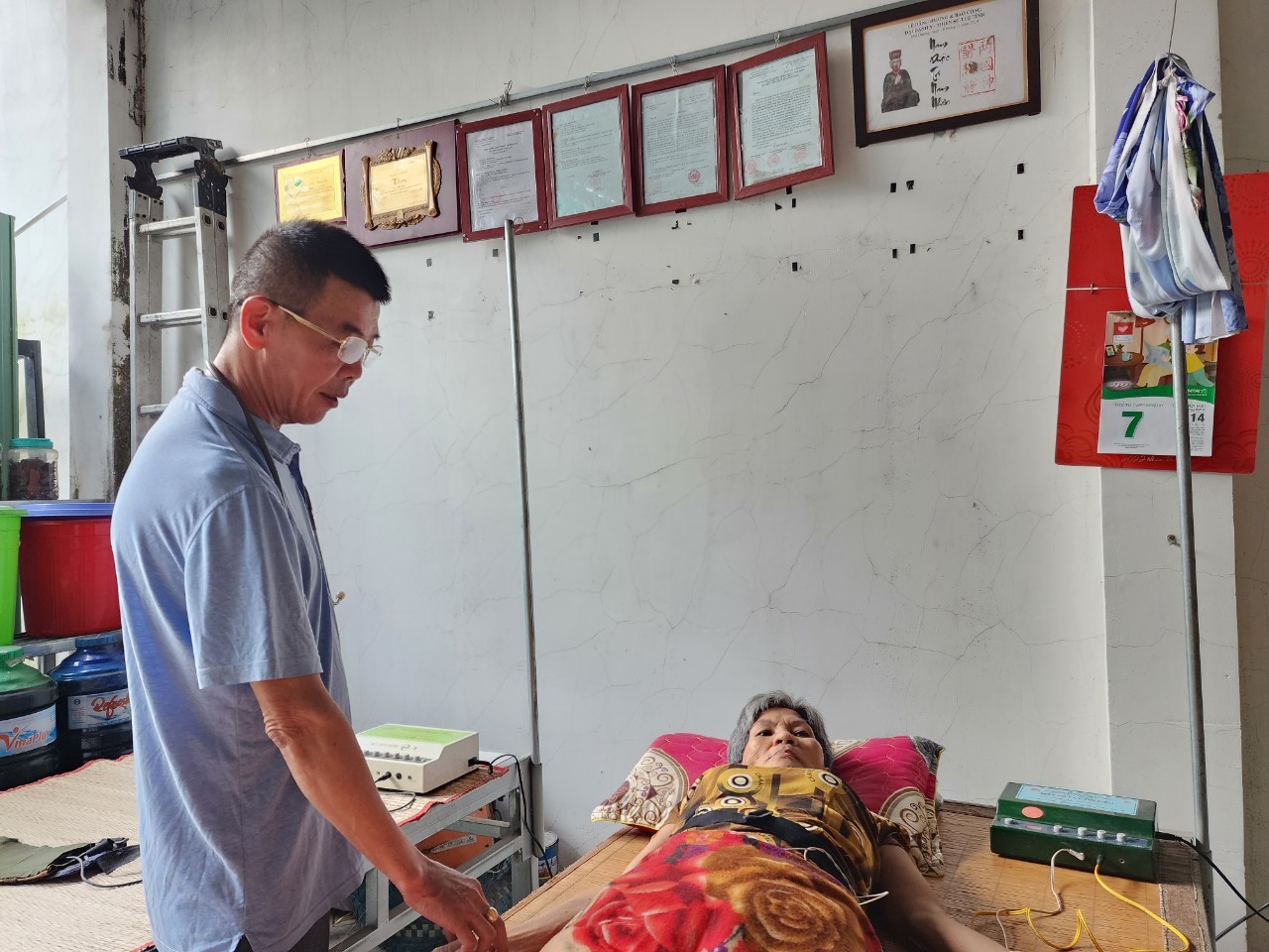 Chủ nhà thuốc y học cổ truyền Lương y Lô Viết Kim tấm lòng nhân hậu, giúp đỡ bệnh nhân nghèo