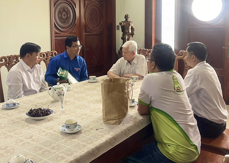Nguyên Chủ tịch nước Nguyễn Minh Triết bàn về nghề nông cùng các bạn trẻ tiêu biểu